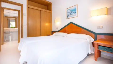 7019_Mallorca-zum-Verlieben 2025_content_1920x1080px_4Sterne-Valentin-Hotel_Zimmerbeispiel_2-placeholder